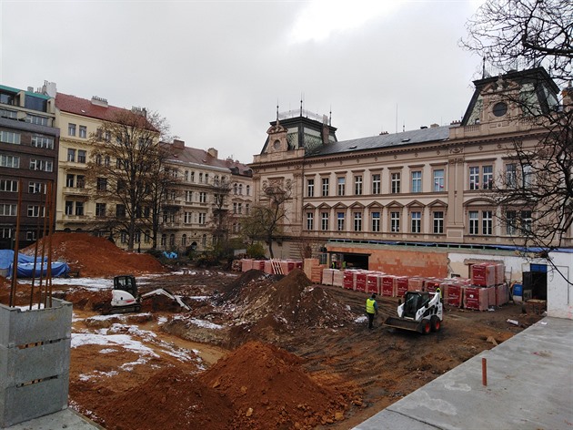 Místo zahrady vedle známé školy má vzniknout hřiště. Obyvatelům se změna nelíbí a bojují proti tomu! Pokácet zdravé stromy kvůli sportovní hale to doopravdy ne! Od srpna se přitom na pozemku staví!