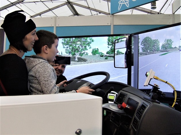 Veletrh zaměřený na silniční hromadnou dopravu, zkušební jízdy autobusem napájeným z akumulátorů a dobíjený z trolejového vedení (Palmovka), trenažery i komfortní dálkové autobusy, to je k vidění na výstavišti v Holešovicích.