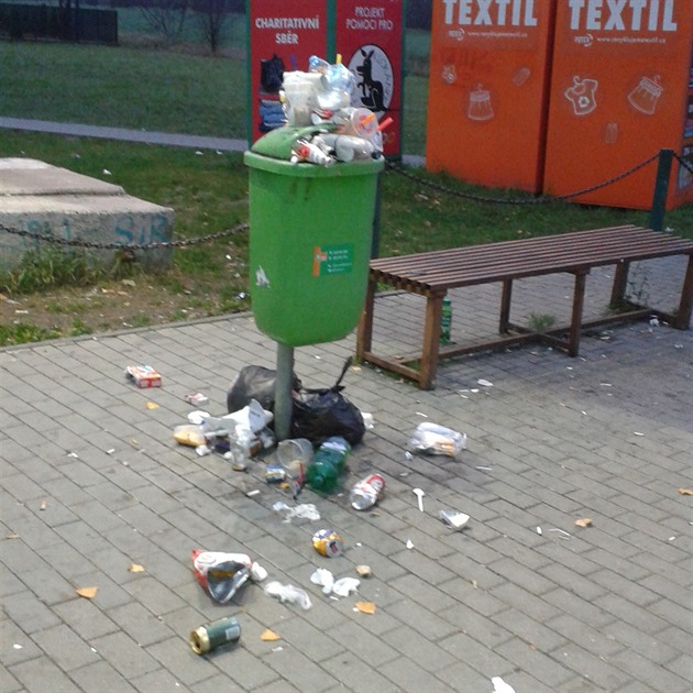 Každé ráno v pondělí stejný pohled na zastávce MHD Sídliště Písnice (směr Kačerov). Odpadky se válí po zemi, jeden odpadkový koš asi fakt nestačí, původně zde byly tři.