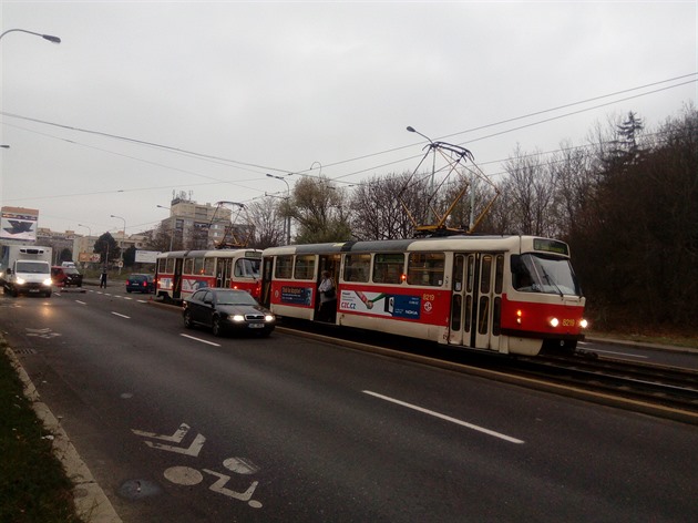 Dnes ráno se srazila tramvaj s autem mezi zastávkami Hlušičkova a Krematorium Motol. Nevím, jak to celé dopadlo, snad se kromě poničeného auta nikomu nic nestalo.