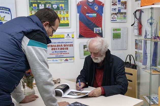 Autogramiáda fotografa Jindřicha Štreita 20. listopadu, kde podepisoval svou novou publikaci s názvem „Vzájemnosti“ v Informačním centru.