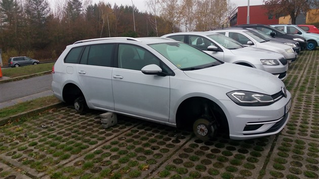 Někteří majitelé aut koncernu VW byli dnes ráno nemile překvapeni. Zloději odcizili kola na 3 autech vedle sebe.