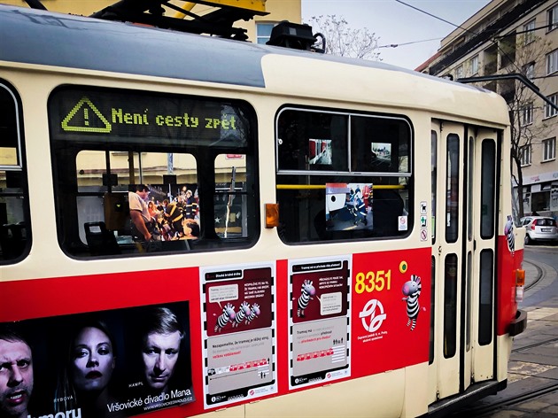 Tramvaj má na přechodu přednost. Když tě srazí, tak není cesty zpět.