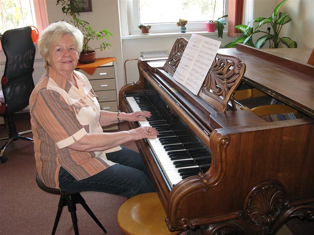 Neuvitelných 61 let u uí Hana Malá z Jirkova hru na klavír a violoncello.