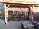 Hlavní vstup včetně schodiště do stanice metra Vltavská je uzavřen. Zpřístupněna je stanice pouze pochodem od zastávek tramvají. Probíhá zde totiž rekonstrukce. Hlavní vstup včetně schodiště do stanice metra Vltavská je uzavřen. Zpřístupněna je stanice pouze pochodem od zastávek tramvají. Probíhá zde totiž rekonstrukce.