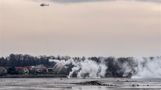 V úterý proběhlo zavápnění rybníku Buňkov. V úterý proběhlo zavápnění rybníku Buňkov.