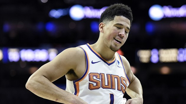 Devin Booker z Phoenixu naštvaný na rozhodčí během souboje s Philadelphií. Devin Booker z Phoenixu naštvaný na rozhodčí během souboje s Philadelphií.