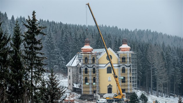 Neratovský kostel s prosklenou střechou má nové báně. Neratovský kostel s prosklenou střechou má nové báně.