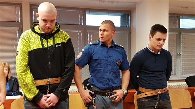Zleva Tomáš Pavlis a Adam Kužel obžalovaní z vraždy u Bitozevsi před ústeckým... Zleva Tomáš Pavlis a Adam Kužel obžalovaní z vraždy u Bitozevsi před ústeckým...