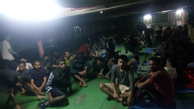 Migranti na lodi Nivin, kteří nechtěli opustit plavidlo u pobřeží Lybie. K... Migranti na lodi Nivin, kteří nechtěli opustit plavidlo u pobřeží Lybie. K...