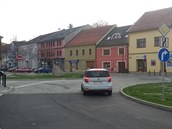 Křižovatka v Ledči nad Sázavou dávala řidičům roky zabrat. Po úpravách je nyní... Křižovatka v Ledči nad Sázavou dávala řidičům roky zabrat. Po úpravách je nyní...