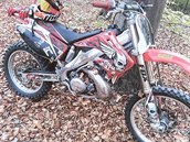 Terénní motorka značky Honda od osudného odpoledne není k nalezení. Terénní motorka značky Honda od osudného odpoledne není k nalezení.