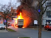 Plameny zcela zničily dodávku u obchodního centra v Plzni. Podle hasičů je na... Plameny zcela zničily dodávku u obchodního centra v Plzni. Podle hasičů je na...