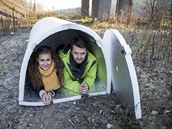 Pavla Klečková a Manu Chilaud dokazují, že do bezdomoveckého iglú se vejdou i... Pavla Klečková a Manu Chilaud dokazují, že do bezdomoveckého iglú se vejdou i...