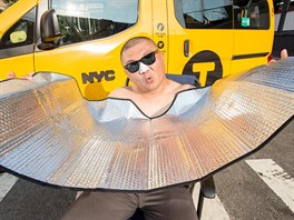 Kalendá newyorských taxiká, ervencové slunce chytá Mike.