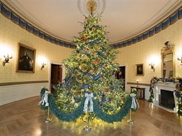 Oficiální vánoní strom Bílého domu je vysoký 5,8 metru a stojí v Modrém...