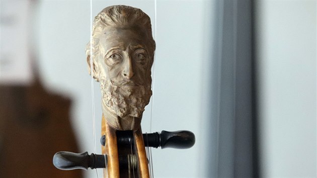 Firma Strunal Schnbach v Lubech vlastn uniktn sbrku nejrznjch hudebnch nstroj z celho svta. Na nkter se u ned hrt, ale stle to jsou exkluzivn muzejn kusy. Busta Bedicha Smetany na mst houslovho neka.