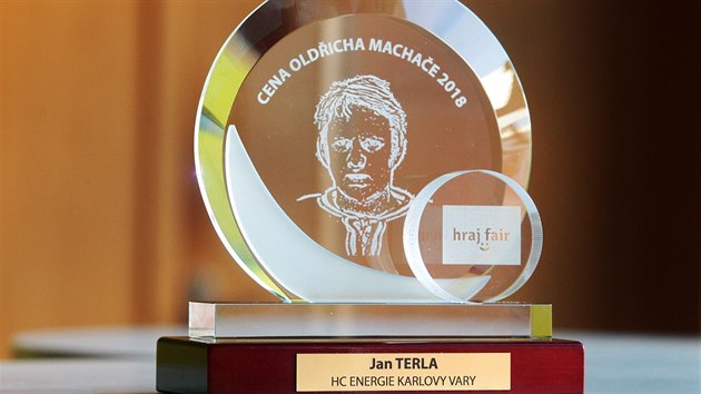 Desetilet hokejista Jan Terla z Karlovch Var dostal cenu Oldicha Machae za to, e sv ocenn pro nejlepho hre zpasu penechal kamardovi brankovi.