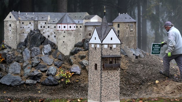 V miniaturparku Boheminium v Marinskch Lznch vystavuj i model loketskho hradu.