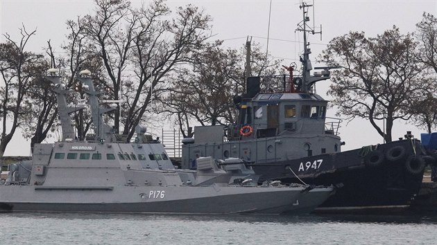 Ukrajinsk lod v Kerskm pstavu v ernm moi den po rusko-ukrajinskm incidentu (26.11.2018)