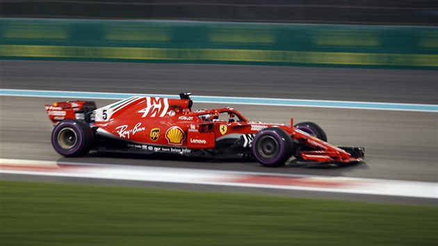 Sebastian Vettel z Ferrari na okruhu Velk ceny Ab Zab.