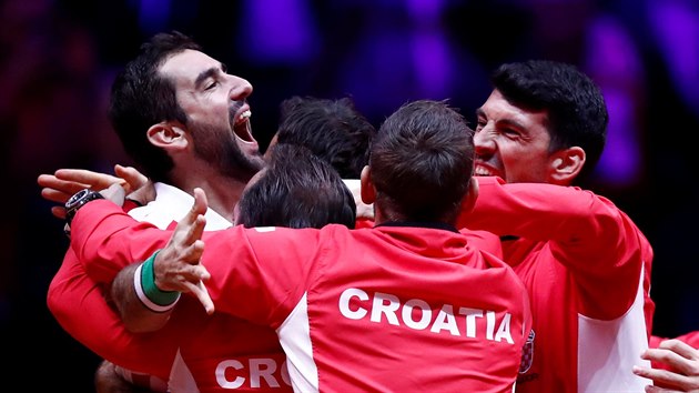 Marin ili (vlevo) se raduje s chorvatskmi spoluhri z vtzstv v Davis cupu nad Franci.