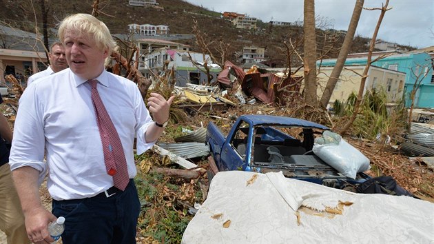 Boris Johnson na nvtv ostrova Anguilla po pustoivm dn huriknu Irma. Hurikn zniil nebo pokodil 90 procent budov.