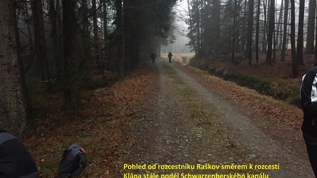 Tlo starho mue nali turist v lese pr metr od Schwarzenberskho kanlu za Novou Pec na Prachaticku. Okolnosti ppadu pome objasnit soudn pitva. Kriminalist zatm neznaj ani totonost mrtvho. (25. listopadu 2018)