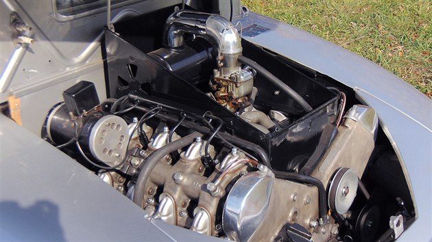 Motor Tatry 87. Vzduchem chlazen vidlicov osmivlec objemu 2 968 cm3 s rozvodem OHC.