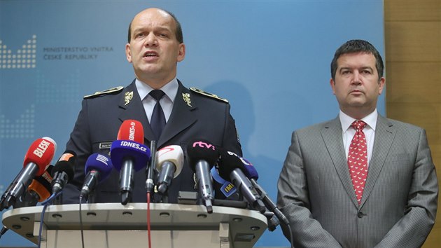 Ministra vnitra Jan Hamek a prvn nmstek policejnho prezidenta Martin Vondrek komentuj postup policie v rmci kauzy ap hnzdo. (20. listopadu 2018)