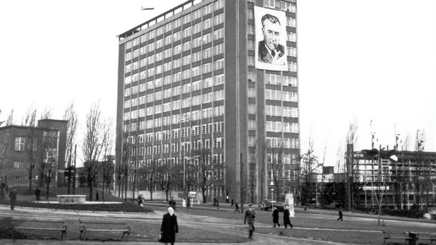 Portrt Klementa Gottwalda na sedmnctipatrov budov nrodnho podniku Svit, znm jako Bav mrakodrap. (leden 1949)