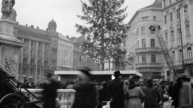 Ji po osmnct se rozzila svtla vnonho stromu na nmst Svobody v Brn. (7. prosince 1947)