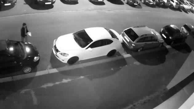 Kamera zachytila vandala pi nien zaparkovanho auta v ikov ulici v Plzni. Mu m v ruce utren zrctko.