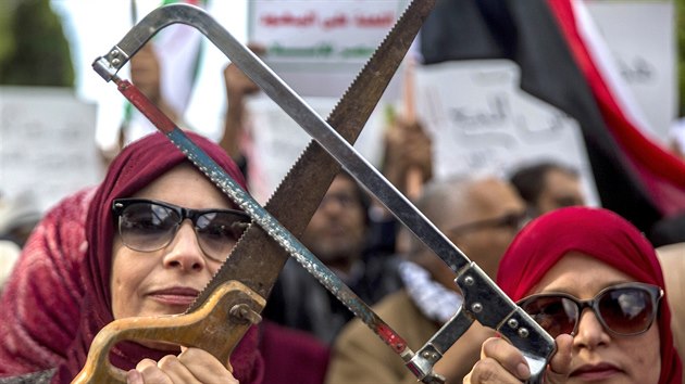 Tunisan protestuj proti nvtv sadskho korunnho prince Muhammada bin Salmna. Mnoz si s odkazem na brutln vradu novine Damla Chukdho, kterou princ zejm nadil, pinesli pily. (27. listopadu 2018)
