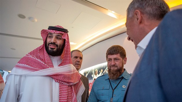 Sadsk korunn princ Mohamed bin Salmn se ve Spojench arabskch emirtech setkal i s eenskm prezidentem Ramzanem Kadyrovem. (25. listopadu 2018)