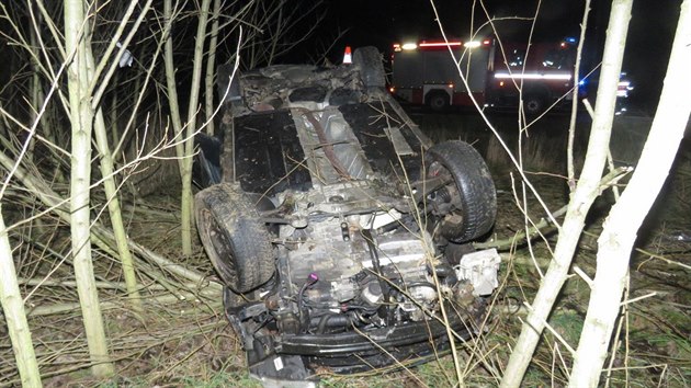 Tragick nehoda se stala 20. listopadu na silnici z Horovskho Tna do Bez. Osobn automobil vyletl ze silnice a pevrtil se na stechu.