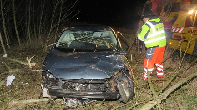 Tragick nehoda se stala 20. listopadu na silnici z Horovskho Tna do Bez. Osobn automobil vyletl ze silnice a pevrtil se na stechu.