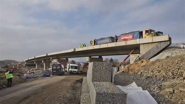 Nov most nad Domalickou tdou v Plzni proel ztovou zkoukou. Projely po nm pln naloen nkladn automobily.