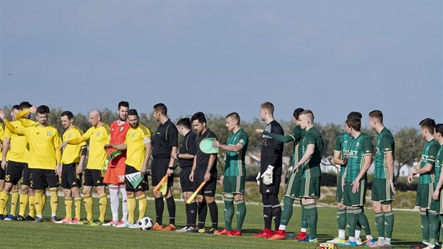 Fotografie z utkání Karviná (ve lutém)- Slask Wroclaw. Rozhodí vlevo je...