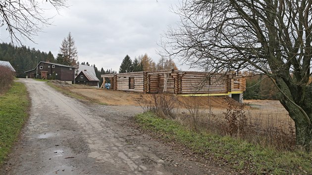 U na zatku stavby to vypad, e srub bude novou dominantou Jalovce. A to i s nov upravenou plochou kolem.