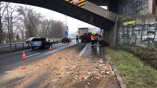 Nehoda dvou nkladnch aut komplikuje dopravu na Strakonick v Praze (21.11.2018)