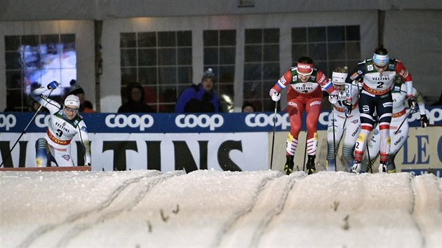 Stina Nilssonov (vlevo) pad ve finle sprintu v Ruce, jej soupeky uhnj do cle.