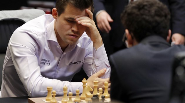 Magnus Carlsen (vlevo) a Fabiano Caruana bojuj o titul achovho mistra svta.