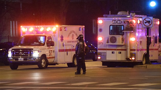 Stelec v chicagsk nemocnici zastelil ti lidi, dle zranil jednoho policistu. (19. listopadu 2018)