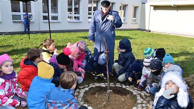 Antonn Nepor, syn jedn z lidickch en, kter peila znien obce, dtem vyprvl co znal od maminky.