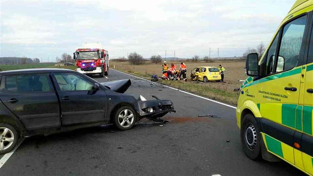Na silnici z Chomoutova do Povic na Olomoucku se srazila dv osobn auta, jeden z idi navzdory snaze hasi a zchran na mst zemel.