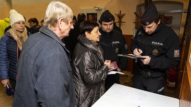 Lidé z Bystrovan na Olomoucku si od místního hospodského koupili lístky na...