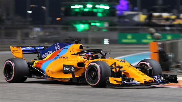 Fernando Alonso v McLarenu se specilnm lakem bhem trninku na Velkou cenu Ab Zab