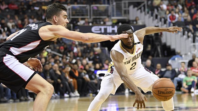 Tomáš Satoranský (vlevo) z Washingtonu brání Iana Clarka z New Orleans.