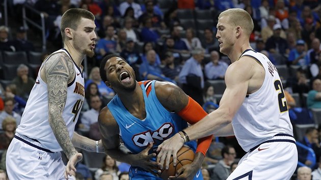 Paul George (uprostřed) z Oklahoma City pod tlakem Juancha Hernangómeze (vlevo) a Masona Plumleeho z Denveru.